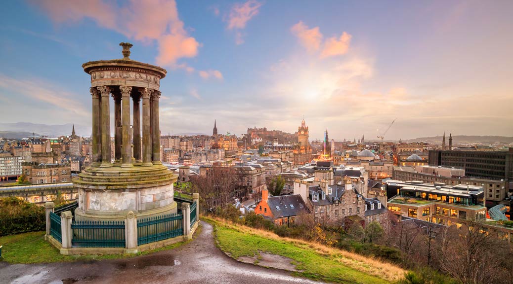 Beautiful view of the old town city of Edinburgh.